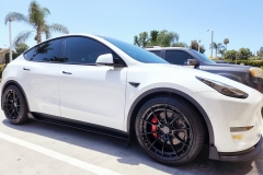 vrforged-d03r-gblk-21in-tesla-model-y-white-1