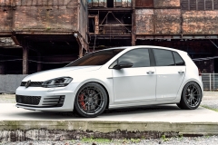 vrforged-d03r-gunmetal-vw-golf-white-1