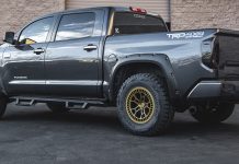 Toyota Tundra with 18-Inch Forged D02 Wheels